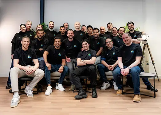 Technicien Planète Plus en train de poser un panneau photovoltaïque mobile